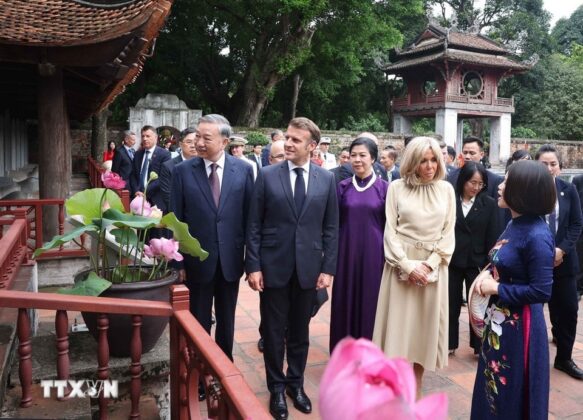 Tổng B&iacute; thư T&ocirc; L&acirc;m v&agrave; Phu nh&acirc;n c&ugrave;ng Tổng thống Ph&aacute;p Emmanuel Macron v&agrave; Phu nh&acirc;n tham quan Vườn bia Tiến sỹ v&agrave; nghe giới thiệu về 82 bia Tiến sỹ - Di sản tư liệu thế giới.