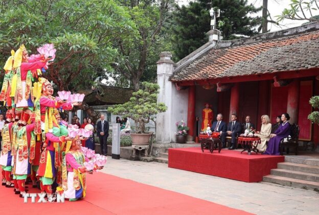 Tổng B&iacute; thư T&ocirc; L&acirc;m v&agrave; Phu nh&acirc;n c&ugrave;ng Tổng thống Ph&aacute;p Emmanuel Macron v&agrave; Phu nh&acirc;n thưởng l&atilde;m chương tr&igrave;nh biểu diễn Nh&atilde; nhạc Cung đ&igrave;nh Huế.