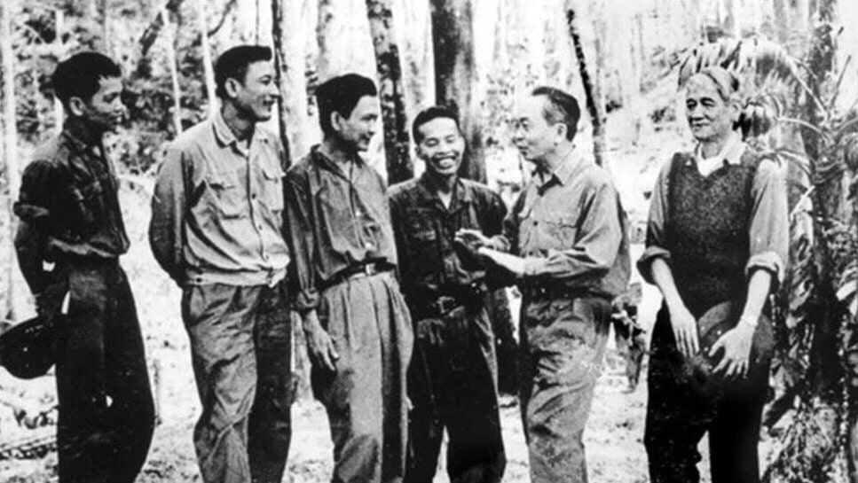Đại tướng Võ Nguyên Giáp cùng Tư lệnh Đồng Sỹ Nguyên và Chính ủy Đặng Tính thăm bộ đội Trường Sơn tháng 3 năm 1973. Trong ảnh từ phải sang trái: nhà thơ Thanh Tịnh, Đại tướng Võ Nguyên Giáp, Chính ủy Đặng Tính, nhà thơ Chế Lan Viên, Tư lệnh Đồng Sỹ Nguyên và một cán bộ Trường Sơn