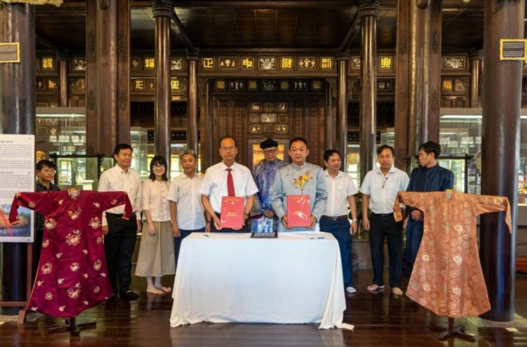 Hai chiếc áo dài của Hoàng Thái hậu cuối cùng triều Nguyễn về lại Huế Hai chiếc áo dài của Hoàng Thái hậu cuối cùng triều Nguyễn về lại Huế