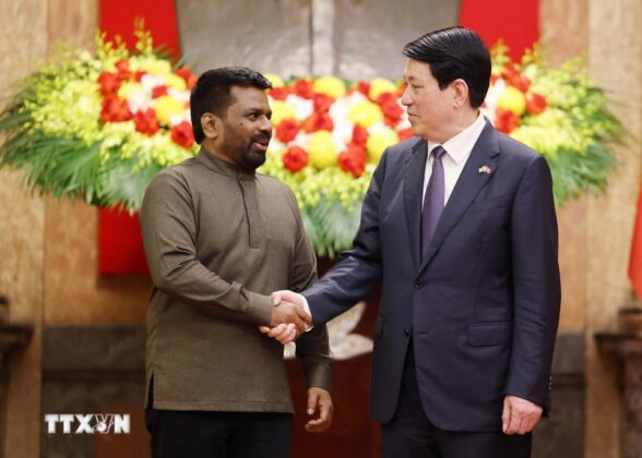 Chủ tịch nước Lương Cường v&agrave; Tổng thống Sri Lanka Anura Kumara Dissanayaka chụp ảnh chung.