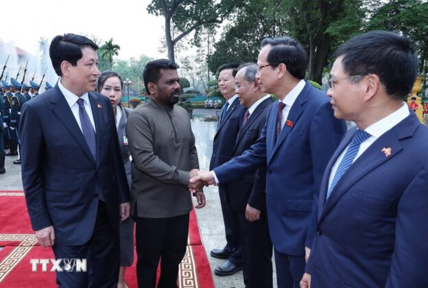 Chủ tịch nước Lương Cường giới thiệu th&agrave;nh vi&ecirc;n đo&agrave;n Việt Nam với Tổng thống Sri Lanka Anura Kumara Dissanayaka.