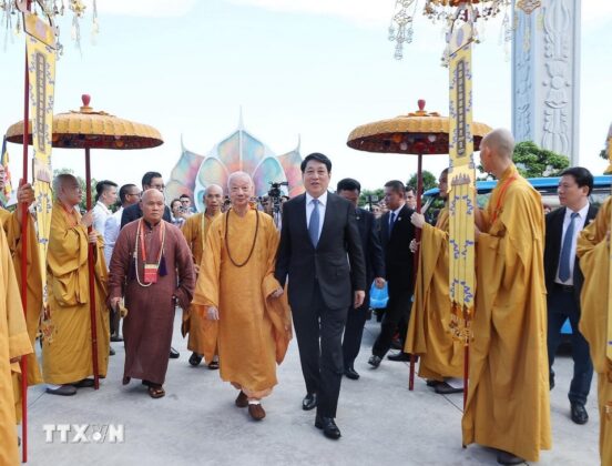 Chủ tịch nước Lương Cường v&agrave; Trưởng l&atilde;o h&ograve;a thượng Th&iacute;ch Tr&iacute; Quảng, Ph&aacute;p chủ Gi&aacute;o hội Phật gi&aacute;o Việt Nam dự khai mạc Đại lễ Phật đản Li&ecirc;n hợp quốc - Vesak 2025.