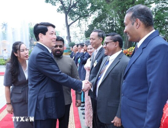 Tổng thống Anura Kumara Dissanayaka giới thiệu th&agrave;nh vi&ecirc;n đo&agrave;n Sri Lanka với Chủ tịch nước Lương Cường.