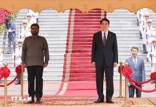 Chủ tịch nước Lương Cường v&agrave; Tổng thống Sri Lanka Anura Kumara Dissanayaka tr&ecirc;n bục danh dự, nghe qu&acirc;n nhạc cử Quốc thiều hai nước.