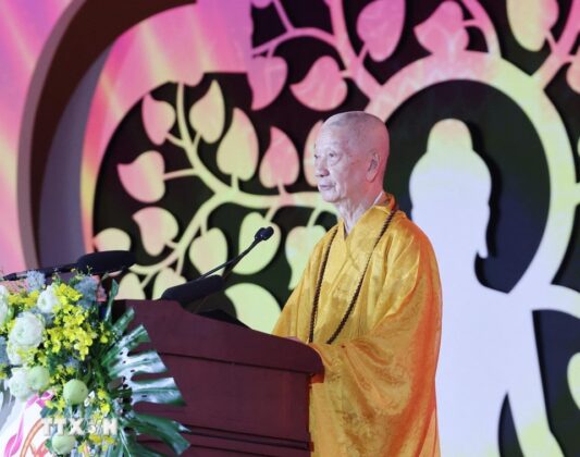 Đức Trưởng l&atilde;o H&ograve;a thượng Th&iacute;ch Tr&iacute; Quảng, Ph&aacute;p chủ Hội đồng Chứng minh Gi&aacute;o hội Phật gi&aacute;o Việt Nam tr&igrave;nh b&agrave;y th&ocirc;ng điệp Vesak 2025.