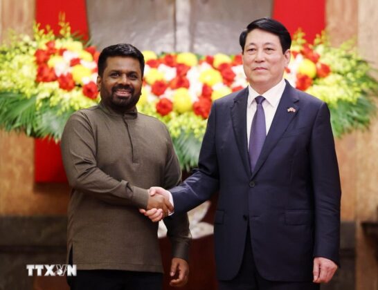 Chủ tịch nước Lương Cường v&agrave; Tổng thống Sri Lanka Anura Kumara Dissanayaka chụp ảnh chung.