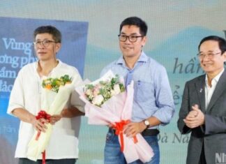Đưa tác phẩm văn học gần hơn với độc giả Đà Nẵng Ông Lương Minh Sâm, Chủ tịch Hội đồng Trường đại học Đông Á tặng hoa chúc mừng hai tác giả Trần Tuấn và Hồ Tấn Vũ.