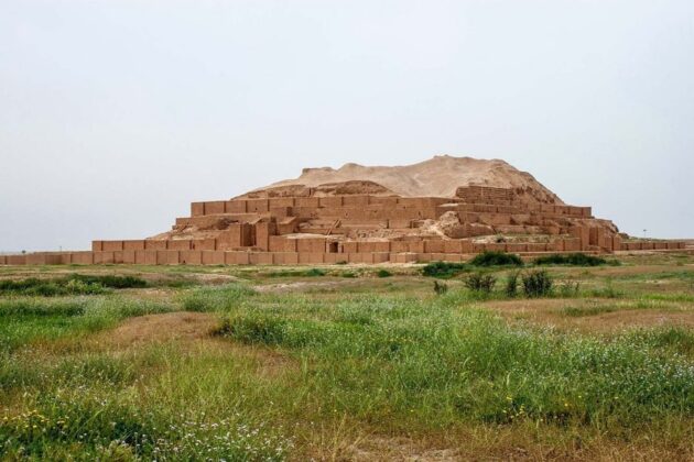 Người ta tin rằng c&aacute;c Ziggurat được x&acirc;y dựng trong hai giai đoạn v&agrave; chủ yếu h&igrave;nh d&aacute;ng của n&oacute; được h&igrave;nh th&agrave;nh ở giai đoạn thứ hai.