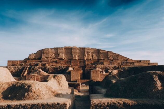 Ziggurat l&agrave; loại h&igrave;nh kiến tr&uacute;c kiểu tầng bậc, bệ cao nọ đặt tr&ecirc;n bệ cao kia, c&agrave;ng l&ecirc;n cao c&agrave;ng thu dần lại, c&oacute; đường dốc trượt hoặc bậc thang thẳng g&oacute;c hoặc men theo khối x&acirc;y để đi l&ecirc;n đỉnh.
