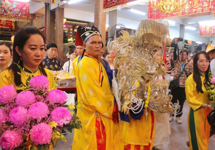 Nghi thức rước tượng Bà Chúa Xứ Núi Sam nhập Miếu.