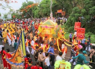 Hàng ngàn du khách và người dân rước tượng Bà Chúa Xứ Núi Sam ở An Giang