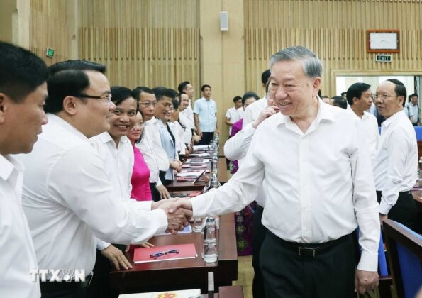 Tổng B&iacute; thư T&ocirc; L&acirc;m thăm v&agrave; l&agrave;m việc tại tỉnh Nghệ An