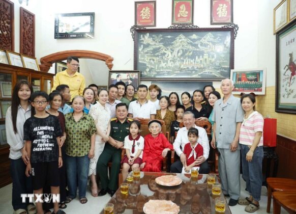 Tổng B&iacute; thư T&ocirc; L&acirc;m với gia đ&igrave;nh Mẹ Việt Nam Anh h&ugrave;ng L&ecirc; Thị S&aacute;u.