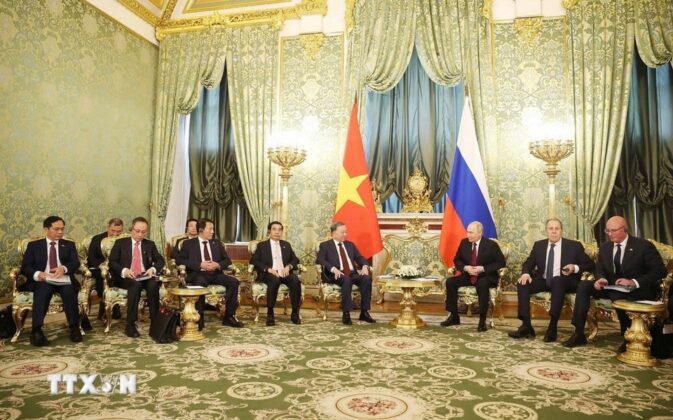 Tổng B&iacute; thư T&ocirc; L&acirc;m hội đ&agrave;m hẹp với Tổng thống Nga Vladimir Putin.