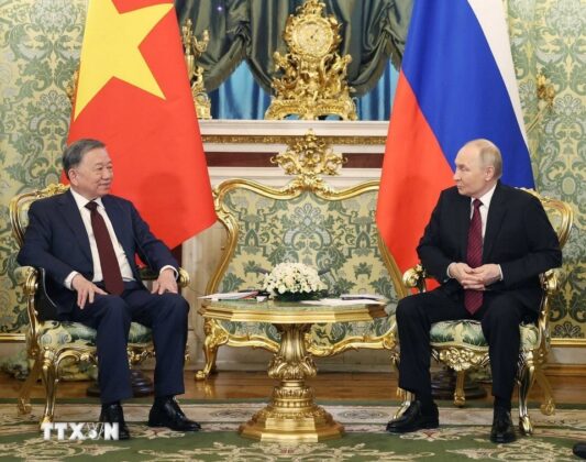 Tổng B&iacute; thư T&ocirc; L&acirc;m hội đ&agrave;m hẹp với Tổng thống Nga Vladimir Putin.