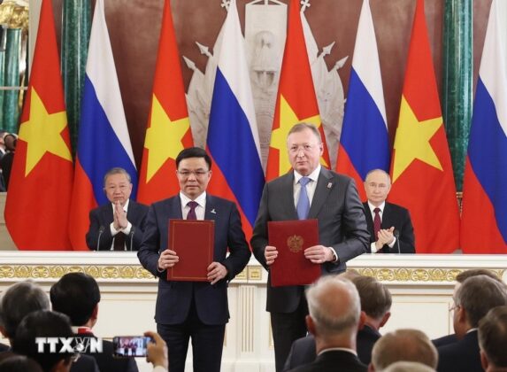 Tổng B&iacute; thư T&ocirc; L&acirc;m v&agrave; Tổng thống Vladimir Putin chứng kiến trao Hợp đồng mua b&aacute;n kh&iacute; thi&ecirc;n nhi&ecirc;n từ l&ocirc;12/11 giữa Tập đo&agrave;n C&ocirc;ng nghiệp - Năng lượng Việt Nam v&agrave; C&ocirc;ng ty cổ phần Zarubezhneft v&agrave; Tổng C&ocirc;ng ty Kh&iacute; Việt Nam.