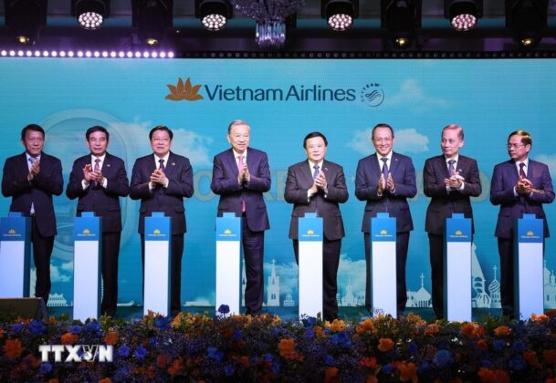Tổng B&iacute; thư T&ocirc; L&acirc;m v&agrave; c&aacute;c đại biểu thực hiện nghi thức c&ocirc;ng bố đường bay thẳng H&agrave; Nội-Moskva của h&atilde;ng h&agrave;ng kh&ocirc;ng Vietnam Airlines.