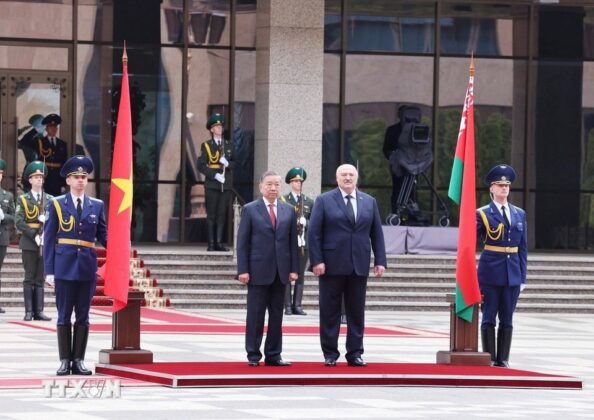 Tổng B&iacute; thư T&ocirc; L&acirc;m v&agrave; Tổng thống Belarus Aleksandr Lukashenko nghe qu&acirc;n nhạc cử Quốc thiều hai nước.