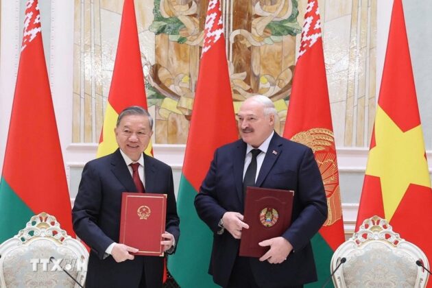 Tổng B&iacute; thư T&ocirc; L&acirc;m v&agrave; Tổng thống Aleksandr Lukashenko k&yacute; Tuy&ecirc;n bố chung về việc thiết lập quan hệ Đối t&aacute;c chiến lược Việt Nam-Belarus.
