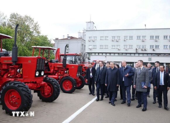Tổng B&iacute; thư T&ocirc; L&acirc;m v&agrave; Thủ tướng Belarus Aleksandr Turchin thăm Nh&agrave; m&aacute;y m&aacute;y k&eacute;o Minsk.