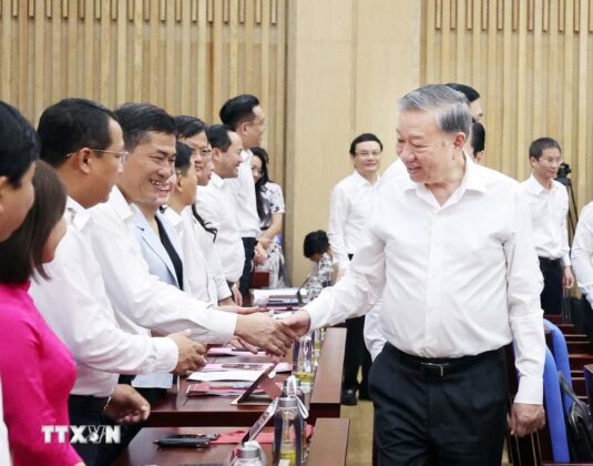 Tổng B&iacute; thư T&ocirc; L&acirc;m v&agrave; c&aacute;c đại biểu.