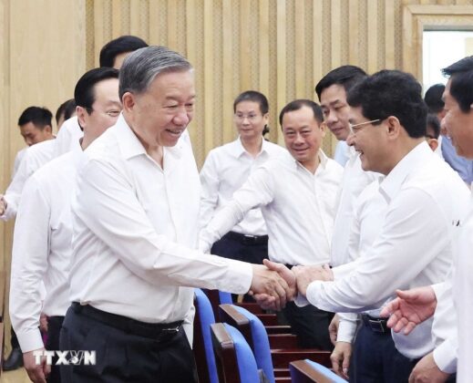 Tổng B&iacute; thư T&ocirc; L&acirc;m v&agrave; c&aacute;c đại biểu.