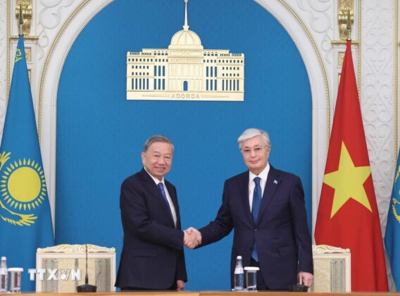 Tổng B&iacute; thư T&ocirc; L&acirc;m v&agrave; Tổng thống Kassym-Jomart Tokayev th&ocirc;ng qua Tuy&ecirc;n bố chung về n&acirc;ng cấp quan hệ Việt Nam-Kazakhstan l&ecirc;n Đối t&aacute;c chiến lược.