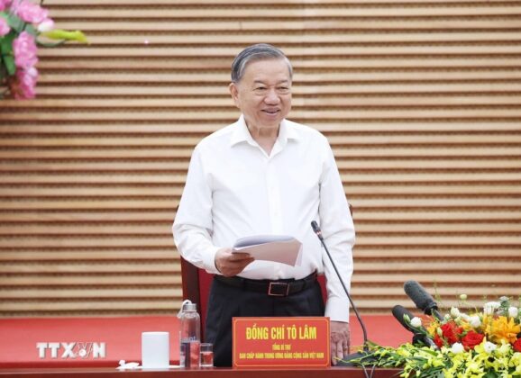 Tổng B&iacute; thư T&ocirc; L&acirc;m ph&aacute;t biểu.