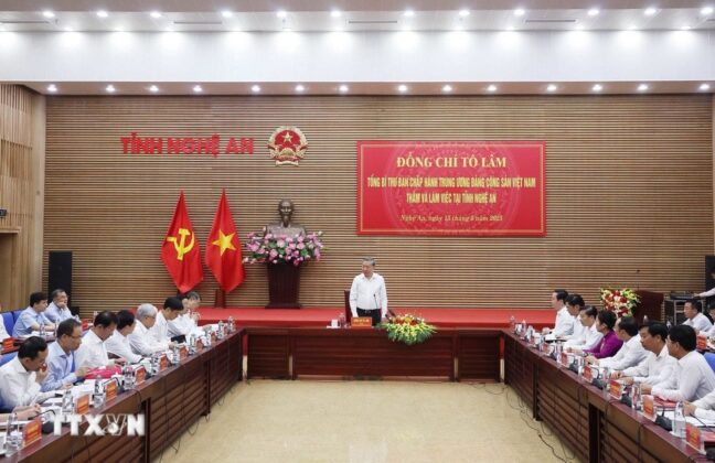 Tổng B&iacute; thư T&ocirc; L&acirc;m ph&aacute;t biểu.