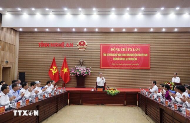 Tổng B&iacute; thư T&ocirc; L&acirc;m tại buổi l&agrave;m việc.