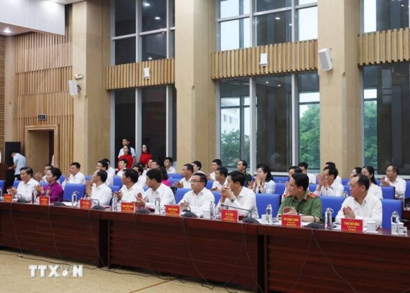 Đại biểu l&atilde;nh đạo c&aacute;c sở, ban ng&agrave;nh của tỉnh Nghệ An dự buổi l&agrave;m việc.