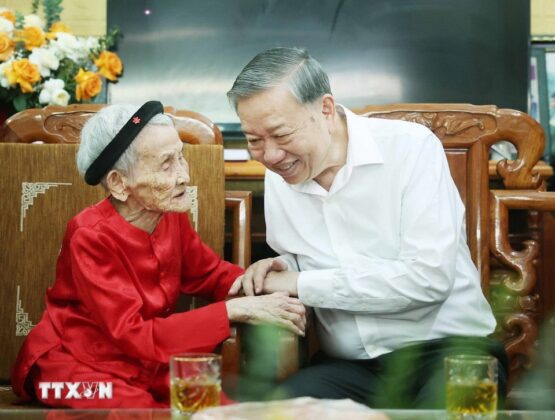 Tổng B&iacute; thư T&ocirc; L&acirc;m thăm hỏi Mẹ Việt Nam Anh h&ugrave;ng L&ecirc; Thị S&aacute;u.