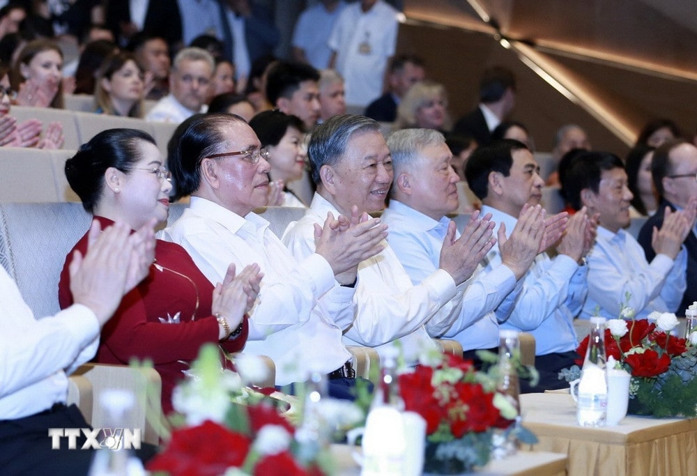 Tổng Bí thư dự chương trình nghệ thuật kỷ niệm 80 năm Chiến thắng phátxít Tổng Bí thư dự chương trình nghệ thuật kỷ niệm 80 năm Chiến thắng phátxít