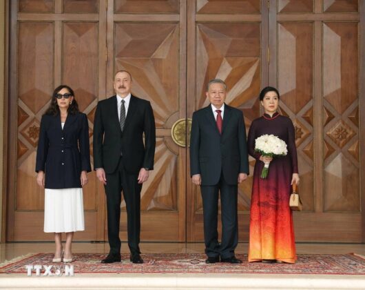 Tổng B&iacute; thư T&ocirc; L&acirc;m v&agrave; Phu nh&acirc;n c&ugrave;ng Tổng thống Azerbaijan Ilham Aliyev v&agrave; Phu nh&acirc;n chụp ảnh chung.