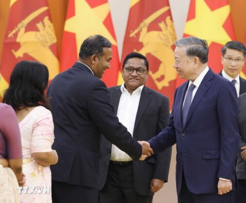 Tổng B&iacute; thư T&ocirc; L&acirc;m với c&aacute;c đại biểu th&agrave;nh vi&ecirc;n đo&agrave;n cấp cao Sri Lanka tại buổi tiếp.