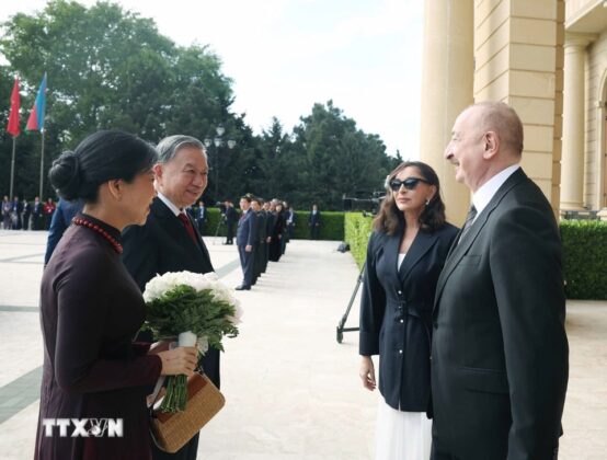 Tổng thống Azerbaijan Ilham Aliyev v&agrave; Phu nh&acirc;n đ&oacute;n Tổng B&iacute; thư T&ocirc; L&acirc;m v&agrave; Phu nh&acirc;n.