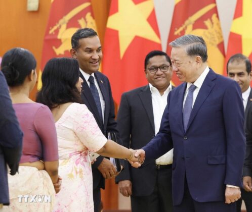 Tổng B&iacute; thư T&ocirc; L&acirc;m với c&aacute;c đại biểu th&agrave;nh vi&ecirc;n đo&agrave;n cấp cao Sri Lanka tại buổi tiếp.