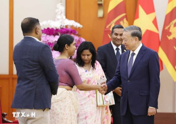 Tổng B&iacute; thư T&ocirc; L&acirc;m với c&aacute;c đại biểu th&agrave;nh vi&ecirc;n đo&agrave;n cấp cao Sri Lanka tại buổi tiếp.
