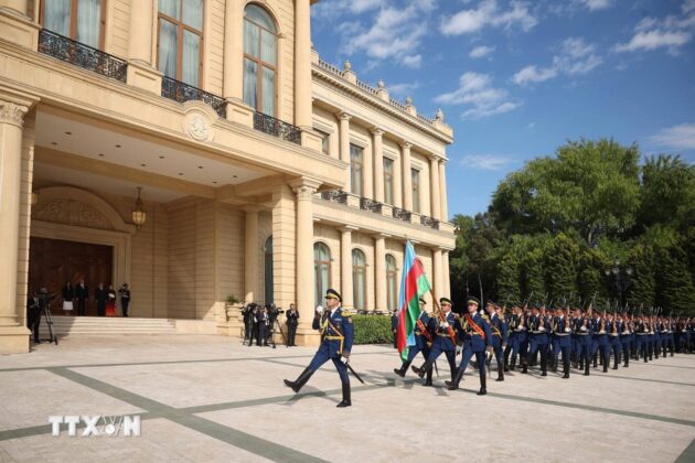 Lễ đ&oacute;n ch&iacute;nh thức Tổng B&iacute; thư T&ocirc; L&acirc;m v&agrave; Phu nh&acirc;n thăm cấp Nh&agrave; nước tới Azerbaijan.