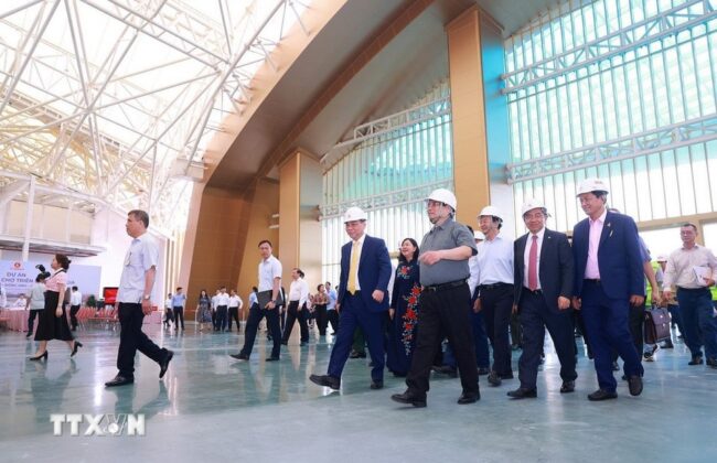 Thủ tướng Phạm Minh Ch&iacute;nh kiểm tra tiến độ thi c&ocirc;ng dự &aacute;n Trung t&acirc;m Hội chợ Triển l&atilde;m Quốc gia.