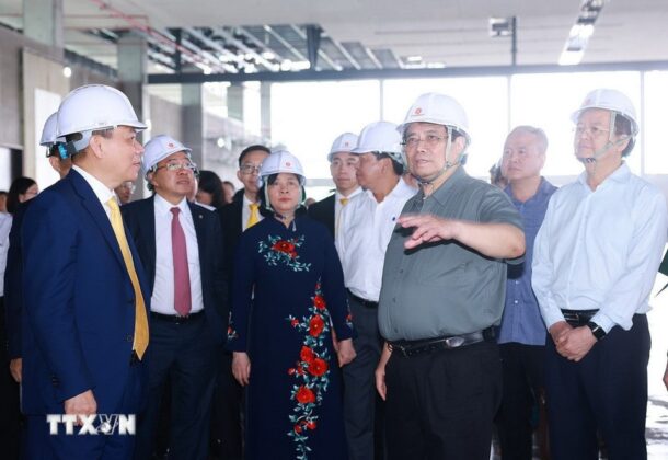 Thủ tướng Phạm Minh Ch&iacute;nh kiểm tra tiến độ thi c&ocirc;ng dự &aacute;n Trung t&acirc;m Hội chợ Triển l&atilde;m Quốc gia.