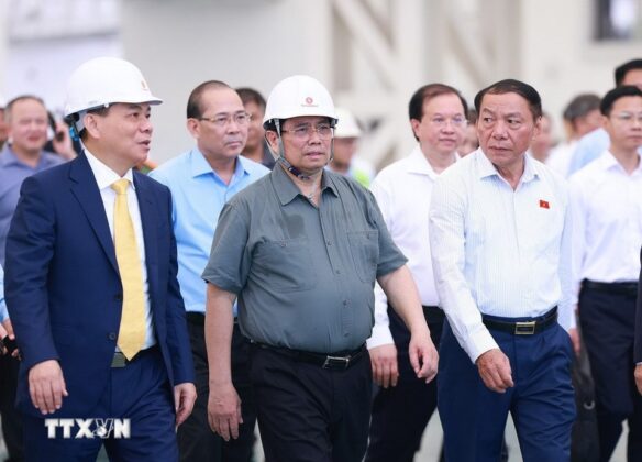 Thủ tướng Phạm Minh Ch&iacute;nh kiểm tra tiến độ thi c&ocirc;ng dự &aacute;n Trung t&acirc;m Hội chợ Triển l&atilde;m Quốc gia.