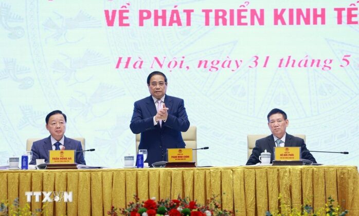 Thủ tướng Phạm Minh Ch&iacute;nh v&agrave; c&aacute;c Ph&oacute; Thủ tướng tọa đ&agrave;m với c&aacute;c doanh nghiệp về ph&aacute;t triển kinh tế tư nh&acirc;n.