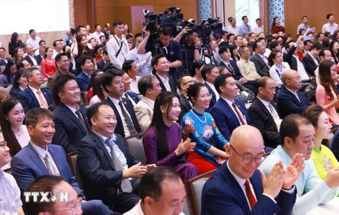 C&aacute;c doanh nghiệp tham dự tọa đ&agrave;m về ph&aacute;t triển kinh tế tư nh&acirc;n.
