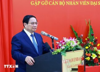 Thủ tướng Phạm Minh Chính gặp cộng đồng người Việt Nam tại Malaysia