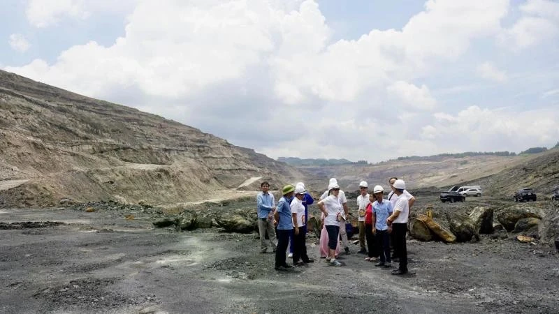 Các chuyên gia UNESCO thẩm định các giá trị địa tầng tại vùng trũng Na Dương, huyện Lộc Bình, tỉnh Lạng Sơn