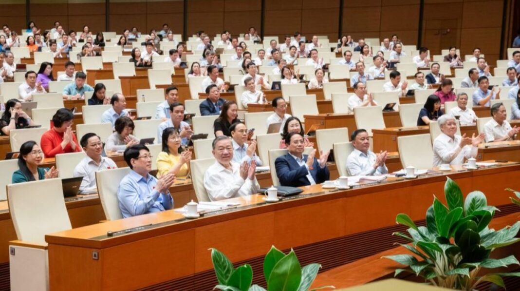 Chính thức thông qua Nghị quyết sửa đổi, bổ sung Hiến pháp năm 2013 Chính thức thông qua Nghị quyết sửa đổi, bổ sung Hiến pháp năm 2013