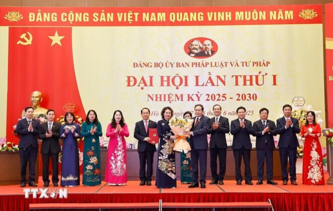 Chủ tịch Quốc hội Trần Thanh Mẫn trao Quyết định, tặng hoa của Ban Thường vụ Đảng ủy Quốc hội chỉ định Ban Chấp h&agrave;nh Đảng bộ, Ban Thường vụ Đảng ủy, B&iacute; thư, Ph&oacute; B&iacute; thư, Ủy ban Kiểm tra, Chủ nhiệm, Ph&oacute; Chủ nhiệm Ủy ban Kiểm tra Đảng ủy Ủy ban Tư ph&aacute;p v&agrave; Ph&aacute;p luật nhiệm kỳ 2025-2030.
