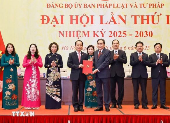 Chủ tịch Quốc hội Trần Thanh Mẫn trao Quyết định, tặng hoa của Ban Thường vụ Đảng ủy Quốc hội chỉ định Ban Chấp h&agrave;nh Đảng bộ, Ban Thường vụ Đảng ủy, B&iacute; thư, Ph&oacute; B&iacute; thư, Ủy ban Kiểm tra, Chủ nhiệm, Ph&oacute; Chủ nhiệm Ủy ban Kiểm tra Đảng ủy Ủy ban Tư ph&aacute;p v&agrave; Ph&aacute;p luật nhiệm kỳ 2025-2030.